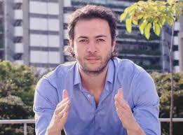 Comunicador social, redes, televisión, radio, investigador político.deportista, premio nacional de periodismo aníbal nazoa 2016 y 2020. Daniel Quintero Le Apostara A La Alcaldia De Medellin