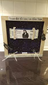 Wenn du mit dem einfachen einpacken fertig bist, dann kannst du dem geschenk mit schleifen und verzierungen. Konzert Gutschein Geschenke Verpacken Gutschein Gutschein Geschenke Geschenke