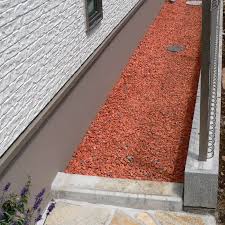 防草シートとレンガチップで雑草のない家周りを 新築 庭 瓦 チップ エクステリア