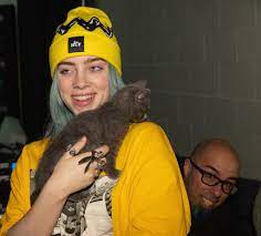 Singer Billie Eilish Holds A Kitten Brought By Motley Zoo Rescue Billie Singer Billie Eilish