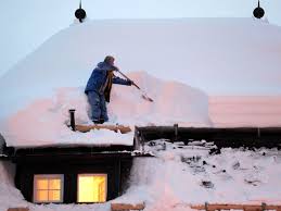 Vorsicht dachschnee vorlage / achtung dachlawine schild : Schnee Und Eiszapfen Auf Dem Dach Hausbesitzer Achtung