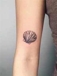 White clam shells cut into discs can be strung into one long chain for a smooth, flowing look. Tatto Wallpapers Seashell Tattoo Meaning