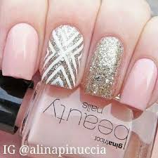 Dos botellas de esmalte de uñas adornadas con mejillones dorados. Rosa Y Dorado Disenos De Unas Disenos De Unas Manicura