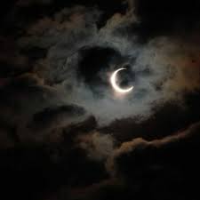 Andai kata bintang menyepi bulan tidak berseri malam menjadi sunyi tidak berseri lagi. Malam Bulan Dipagar Bintang