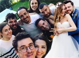 Eser yenenler, berfu yenenler'in doğum yapmasından hemen sonra çekilen bir kareyi paylaşarak berfu yenenler, paylaşımına şu notu ekledi: Eser Yenenler Ve Berfu Yildiz Ilk Misafirlerini Agirladi