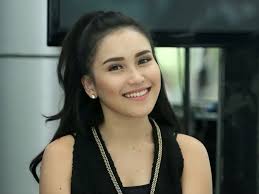 7 Potret Gaya Ayu Ting Ting Saat Hadir di Pernikahan Tania Nadira, Bikin  Pangling - Hot Liputan6.com