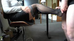 Büroarbeit Chef benutzt ignorante Sekretärin - Nylonfüße für Footjob mit  Sperma auf Sohlen