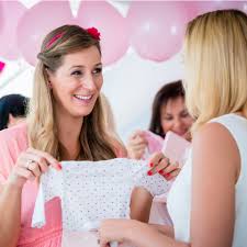 Pendik belediyesinin yeni bebek heyecanı yaşayan ailelerin mutluluğunu paylaşmak amacıyla yaptığı kampanyada aileler ziyaret ediliyor ve hediyeleri takdim ediliyor. Dogumdan Sonra Hosgeldin Bebek Paketinizi Almayi Unutmayin Gebe Com