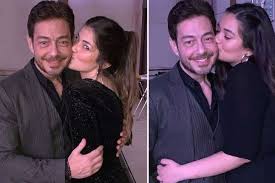 هنأت ملك أحمد زاهر، شقيقتها الفنانة ليلى أحمد زاهر، على مشاركتها في مسلسل الفتوة، وطرح صورتها على البوستر، المقرر عرضه في موسم دراما رمضان 2020. Ù…Ù„Ùƒ Ø£Ø­Ù…Ø¯ Ø²Ø§Ù‡Ø± ØªØ¯Ø§ÙØ¹ Ø¹Ù† ÙˆØ§Ù„Ø¯Ù‡Ø§ ÙˆØ´Ù‚ÙŠÙ‚ØªÙ‡Ø§ ÙÙŠØ¯ÙŠÙˆ Ø£Ù‡Ù„ Ù…ØµØ±