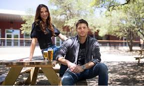 He is an actor who portrayed the character dean winchester in a television series called supernatural, which narrated the life of sam and dean winchester, but only as a narrative fiction. Jensen Ackles Kinder Ehefrau Alter Kinder Bruder Familie Vermogen