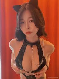 Jyeoning's OnlyFans artwork - a stunning portrait of her natural G-cup