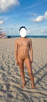 Meine Frau am FKK-Strand