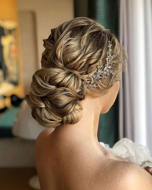 Updos for Long Hair – Cute & Easy Updos for 2026