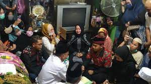 Ketua Dprd Samarinda Meninggal Romadhony Gelar Akad Nikah Di Samping Jenazah Ayahnya Itu Tribunnews Com Mobile
