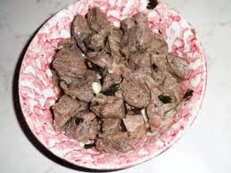 Con la lancetta delle temperature che continua a scendere, in cucina si sente sempre più spesso odore di zuppe e di bollito. Bollito Di Carne Alla Catanese Canni Cunzata
