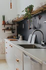 Minikuche So Richtet Ihr Eine Kleine Kuche Schlau Ein In Kleinen Kuchen Fehlen Oft Stauraum Und Platz In 2021 Kitchen Cabinets And Backsplash Kitchen Cabinets Kitchen