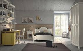 In questa foto possiamo vedere una camera da letto in cui l'uso del legno emerge ma che riesce ad armonizzarsi con soffitti ed illuminazione contemporanea ed in cui trova collocazione una. Cameretta Ragazza Come Arredarla