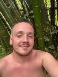 Happy Monday everyone! We are Isla Verde Beach Today, located in Carolina,  Puerto Rico 🇵🇷 We hope you have an excellent day today! Ours will be  breezy with wind gusts of up