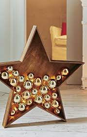 Weihnachtsbaum aus holz mit sockel. Der Schone Dekostern Aus Holz Ist Mit Weihnachtskugeln Und Einer Led Lichterkette Gefallt Die Im Deko Weihnachten Kugeln Weihnachtskugeln Weihnachten Kugeln