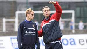 Martín bernardo lasarte arróspide (born 20 march 1961) is a uruguayan former footballer who played as a defender, currently the manager of the chile national team. Asi Colocaria Lasarte Ex Entrenador De Suarez Y Griezmann Al Tridente Del Barca