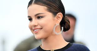 Take our trivia quiz about 90's movies, music, fashion, fun facts, tv shows, cartoons and food. Selena Gomez S Friends Quiz Video Proves She S The Ultimate Fan Of The Show
