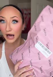 Brand new wig from @aisomwig Tessa ash platinum 🫶🏻💕 A PERFECT fall  blonde wig 😍 #wigreview #wigunboxing #aisomwig #wigsoftiktok  #tiktokshopwig #wigunboxing #wiglife #gluelesswig #gluelesswigs ...