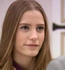 Serenay Sarikaya Duz Sac Modeli