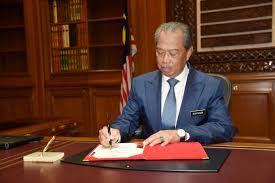 According to the constitution, the prime minister must be a member of the house of representatives and command the confidence of the majority members of dewan rakyat; New Malaysia Leader Says He S Not A Traitor Vows To Fight Graft