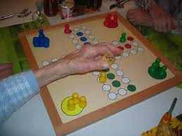 La descripción de este antiguo juego es del siglo xvi. Jugar Juego De Mesa No Ludo El Parchis No Hasta Entretenimiento Divertido Mano Antiguo Mujer Activacion Cubo Pikist