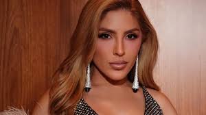 Manu Bahtidão se irrita e mostra dedo do meio ao vivo no Domingo Legal;  vídeo