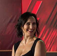 Chandler tells joey that he almost got married to monica but now realizes that they are moving too fast but does not know how to tell monica. Datei Copihue De Oro 2018 Blanca Lewin 01 Jpg Wikipedia