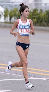 초등학교 때부터 남다른 운동신경으로 육상대회에서 우승하였으나 가정 형편이 어려워 학업을 포기한다. í•œêµ­ë§ˆë¼í†¤ ì„ ìˆ˜ ìµœë³´ë¼ ì…€ì¹´ ì—°ì˜ˆì´ìŠˆ ìˆ˜ë‹¤ë°© ë„¤ëª¨íŒ