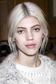 Mais avec les techniques modernes de coloration, vous pourrez facilement cacher vos cheveux blancs. Cheveux Blancs Teinture 25 Jolies Facons De Porter Les Cheveux Blancs Elle