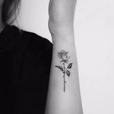 Par conséquent, un combo coloré parfait de tatouage pour les femmes. Tatouage Fleur Signification Idees Et Photos Inspirantes
