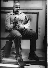 Joseph beuys in the action 'explaining pictures to a dead hare', other titles: Joseph Beuys How To Explain Pictures To A Dead Hare 1965 This Action Took Place On The Opening Night Of Beuys E Art History Performance Art Creepy Vintage