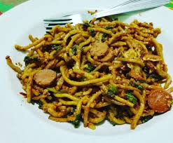 Panaskan minyak goreng, masukkan telur kocok dan sosis. Resepi Mee Goreng Telur
