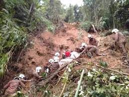 Jalan utama sungai koyan ke cameron highlands terganggu berikutan tanah runtuh yang diyakini disebabkan hujan berpanjangan semalam. Terkini Hujan Lebat Punca Tanah Runtuh Di Cameron Highlands 3 Warga Myanmar Terkorban