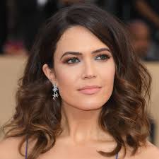 Mandy moore went blonder than we've seen her go since the '90s. Mandy Moore Hair And Makeup Sag Awards 2018 Popsugar Beauty Middle East