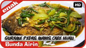 Cuci bersih cabe hijau dan belah memanjang satu bagian sisi, biarkan batang cabenya dan buang bijinya. Resep Masakan Ikan Gurame Pedas Manis Cabe Hijau Mudah Simpel Cooking Recipes Indonesia Bunda Airin Youtube