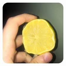 La recette peeling maison vous permet d'avoir une peau parfaite sans vraiment recourir à un salon de le citron s'avère être l'ingrédient phare pour stimuler la production de collagène. Le Peeling Au Citron