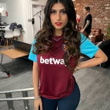 She began acting in pornography in october 2014. Mia Khalifa Fans Miakhalifafans6 Twitter