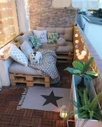 Balkon Ideen Dekor Lampen Teppiche Paletten Sofa Mit Kissen Ein Hund Liegt Auf Dem Sofa Diygartendeko In 2020 Wohnung Balkon Dekoration Balkon Deko Kleine Balkone