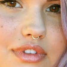 Does Anyone Know If Debbi S Ryns Septum Pierced Septum Is Real Piercing No Septo Septo Atrizes Internacionais
