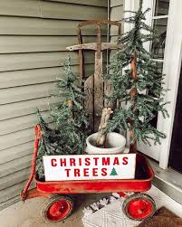 Farm house style front porch christmas decorations. 30 Stunning Christmas Decor Ideas With Farmhouse Style Outdoor Christmas Decorations Christmas Centerpieces Diy Christmas Diy