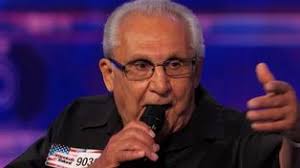 Con 74 años sorprende a todos al interpretar a Frank Sinatra