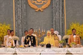 Pepagi lagi kena sound ngan mak aku suruh aku duduk depan tv tengok majlis pertabalan yang dipertuan agong. Galeri Gambar Bahagian Istiadat Dan Urusetia Antarabangsa