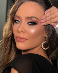 Oi, eu sou a Eli! 🤎 Casada, mãe de menina e apaixonada por Jesus! Acredito  que transformar, inspirar e cuidar através da beleza é um dom, e eu amo o  que faço!