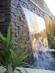 Wasserfall Im Garten Selber Bauen 99 Ideen Wie Sie Die Harmonie Der Natur Geniessen Wasserfall Garten Gartenbrunnen Brunnen Garten