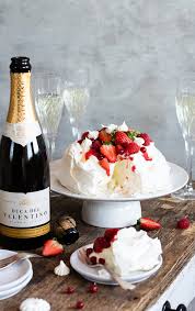 Man organisiert keine party und erwartet keine glückwünsche von freunden oder kollegen. Rote Beeren Pavlova Mit Sekt Sahne Creme Meine Kuechenschlacht