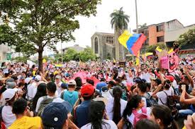 Hoy sigue prohibida la venta de bebidas alcohólicas a partir de las 6:00 de la tarde. Decretan Toque De Queda En Cali Tras Saqueos En Dia De Paro Nacional